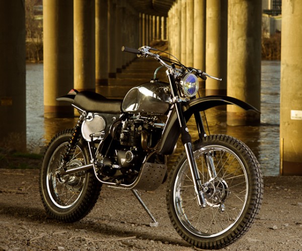 Triumph RVA Overland par Atom Bomb Custom Motorcycles